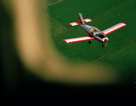 835163 Afbeelding van het Socota Rallye sportvliegtuig met registratienummer PH-MSB in het luchtruim boven het ...